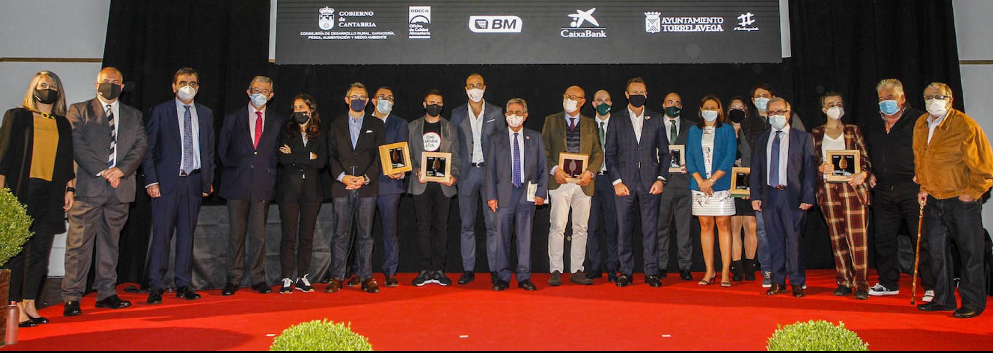 Organizadores, autoridades y premiados en la foto de familia al final del acto. Leticia Mena, José Luis Pérez, Ignacio Pérez y Luis Revenga (El Diario Montañés), Inés Méndez (BM Supermercados), César y José Luis Iglesias (El Capricho), David Fernández (Patatas Vallucas), Javier López, Miguel Ángel Revilla, Paco Quirós (Grupo Cañadío), José Ángel Pereda (AgroCantabria), Guillermo Blanco, Jacobo Alonso (AgroCantabria), Celia Torío (CaixaBank), Rocío López y Diego González (Eco-Tierra Mojada), Fernando Mier (Odeca), María Eugenia Martínez, Felipe Martínez y Manuel Diego (La Jarradilla). 