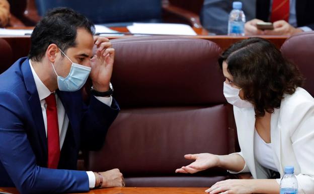 Isabel Díaz Ayuso conversa con el vicepresidente madrileño, Ignacio Aguado. 