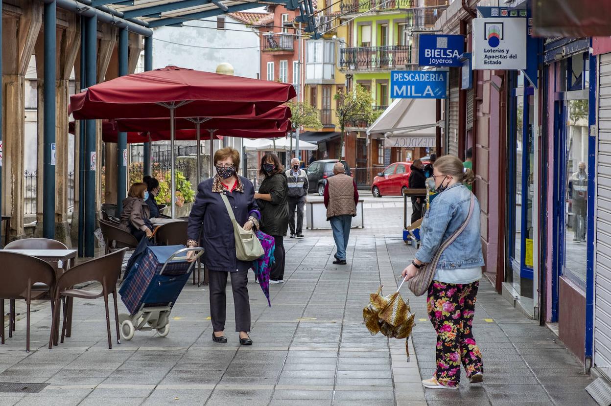 La plaza de Abastos, en pleno centro de la localidad, en el momento de mayor afluencia de vecinos. 