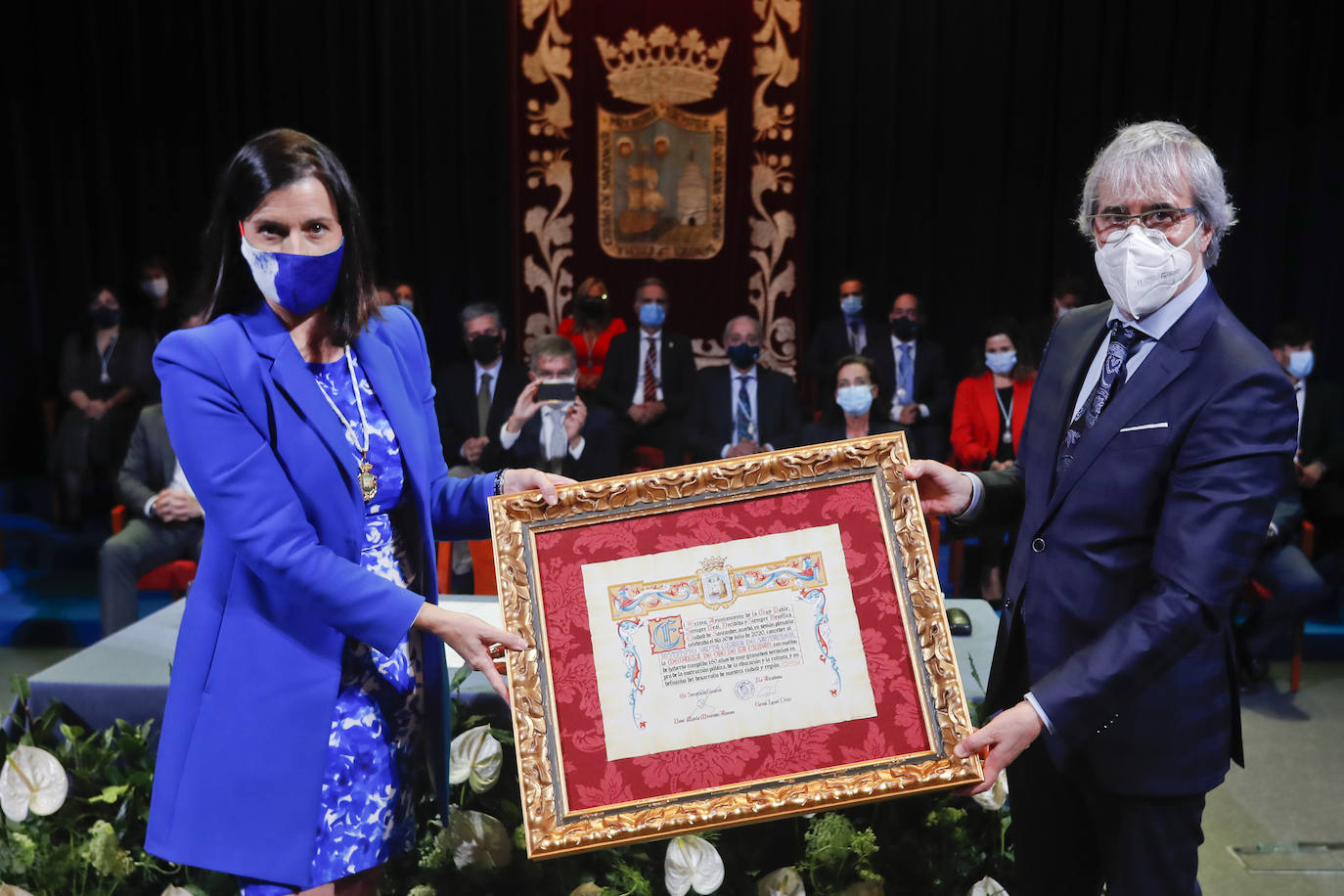 La alcaldesa entregó la medalla de la ciudad al director del Instituto Santa Clara.