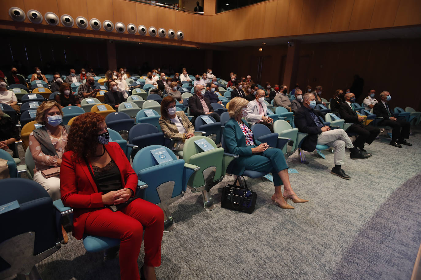 La alcaldesa entregó la medalla de la ciudad al director del Instituto Santa Clara.