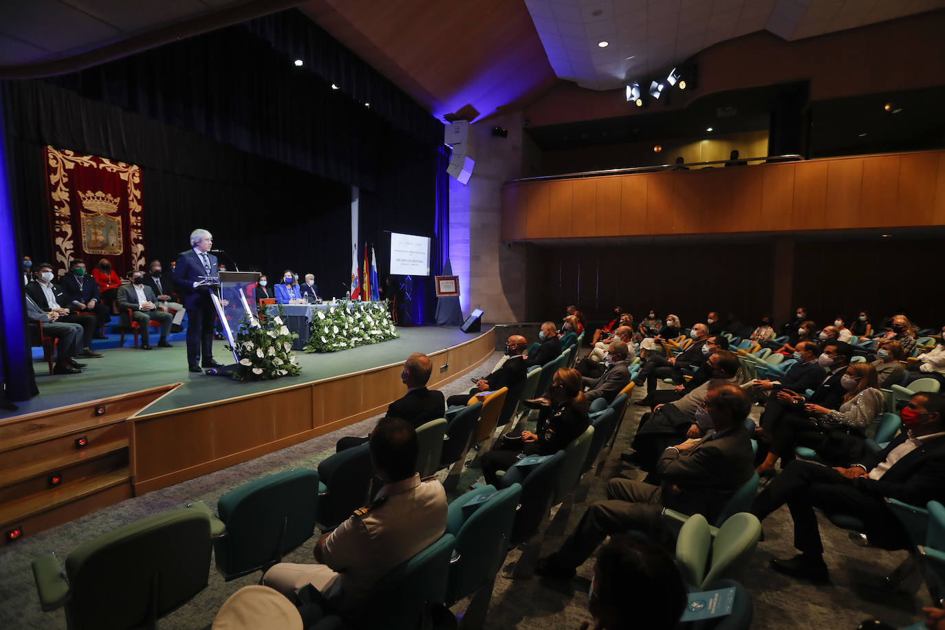 La alcaldesa entregó la medalla de la ciudad al director del Instituto Santa Clara.