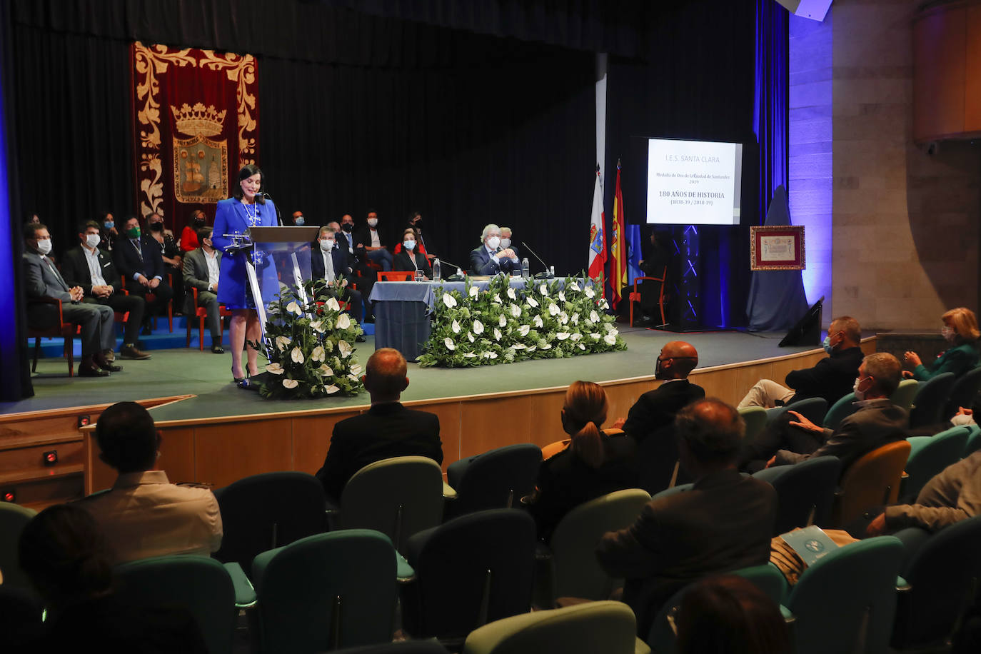 La alcaldesa entregó la medalla de la ciudad al director del Instituto Santa Clara.