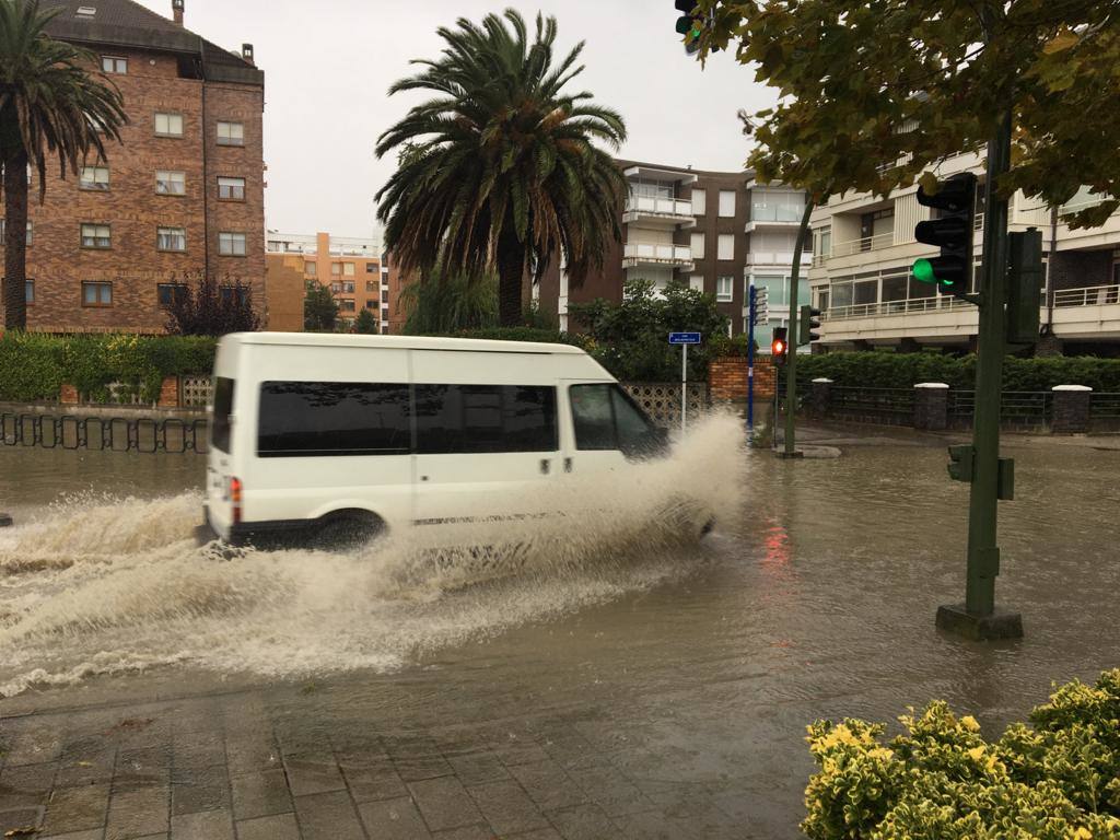 Intensas lluvias en la capital cántabra