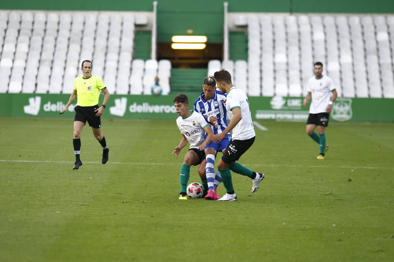 Fotos: El Racing y el Alavés B no consiguen desempatar y el partido termina sin ocasiones y sin fútbol