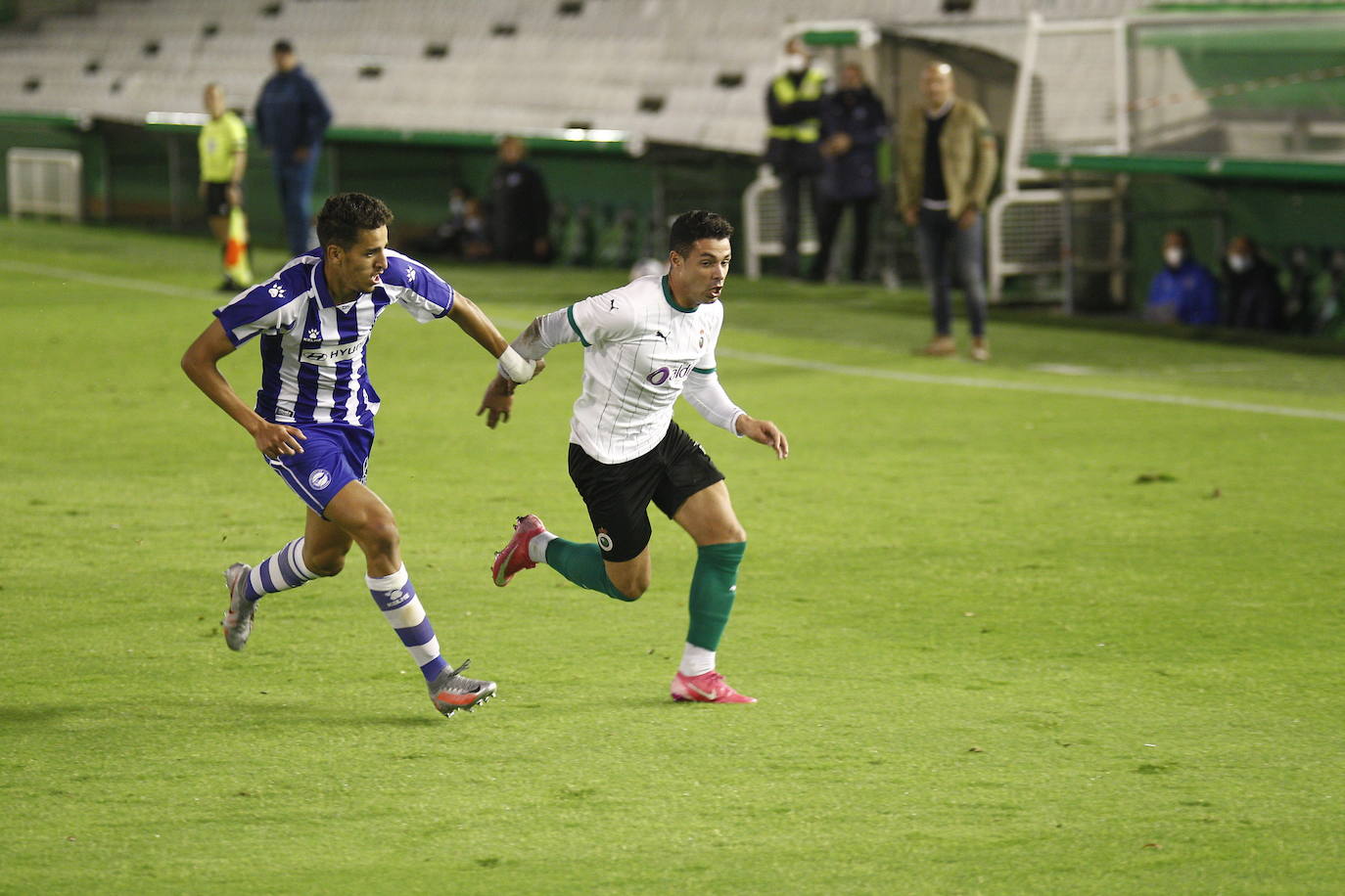 Fotos: El Racing y el Alavés B no consiguen desempatar y el partido termina sin ocasiones y sin fútbol