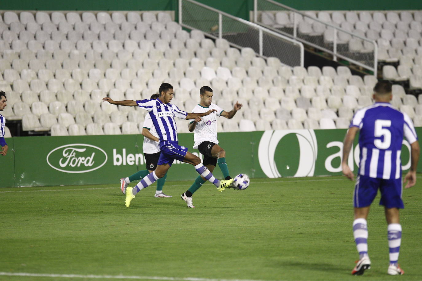 Fotos: El Racing y el Alavés B no consiguen desempatar y el partido termina sin ocasiones y sin fútbol