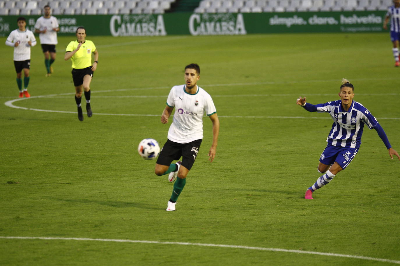 Fotos: El Racing y el Alavés B no consiguen desempatar y el partido termina sin ocasiones y sin fútbol