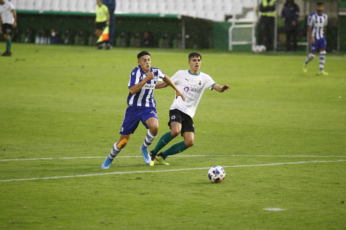 Fotos: El Racing y el Alavés B no consiguen desempatar y el partido termina sin ocasiones y sin fútbol