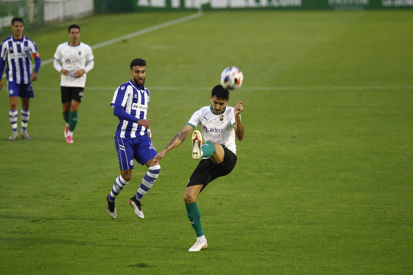 Fotos: El Racing y el Alavés B no consiguen desempatar y el partido termina sin ocasiones y sin fútbol