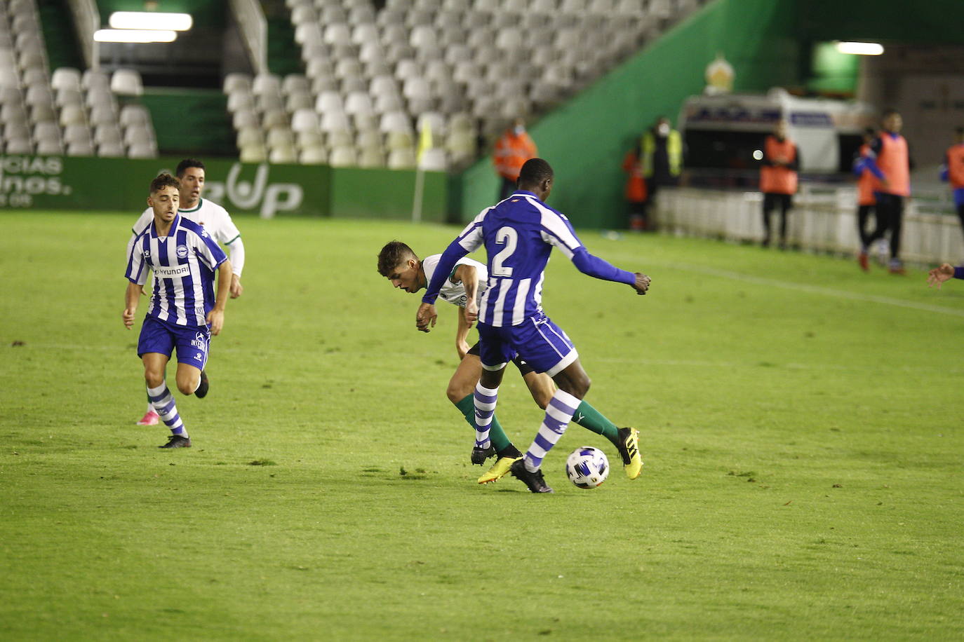 Fotos: El Racing y el Alavés B no consiguen desempatar y el partido termina sin ocasiones y sin fútbol