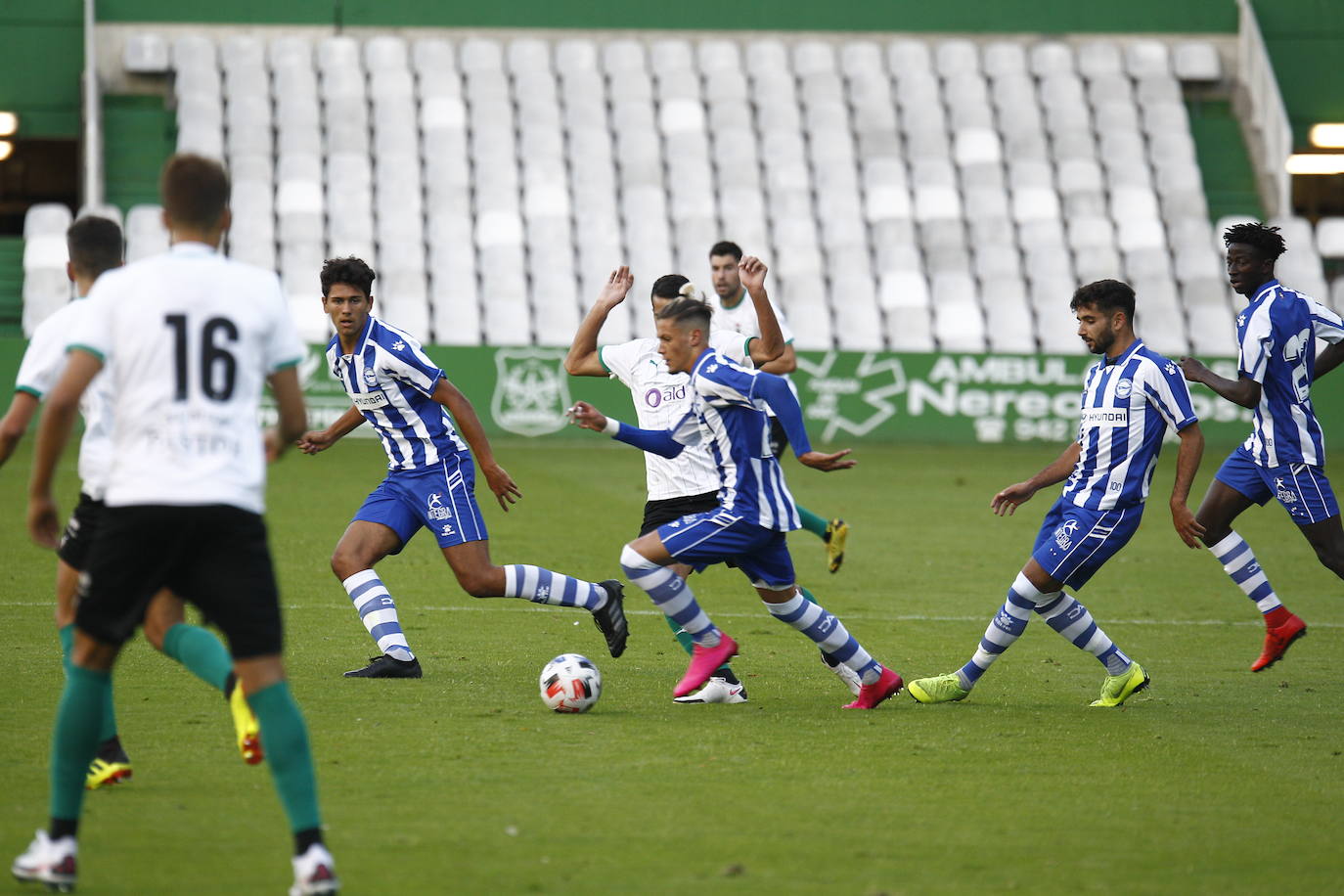 Fotos: El Racing y el Alavés B no consiguen desempatar y el partido termina sin ocasiones y sin fútbol