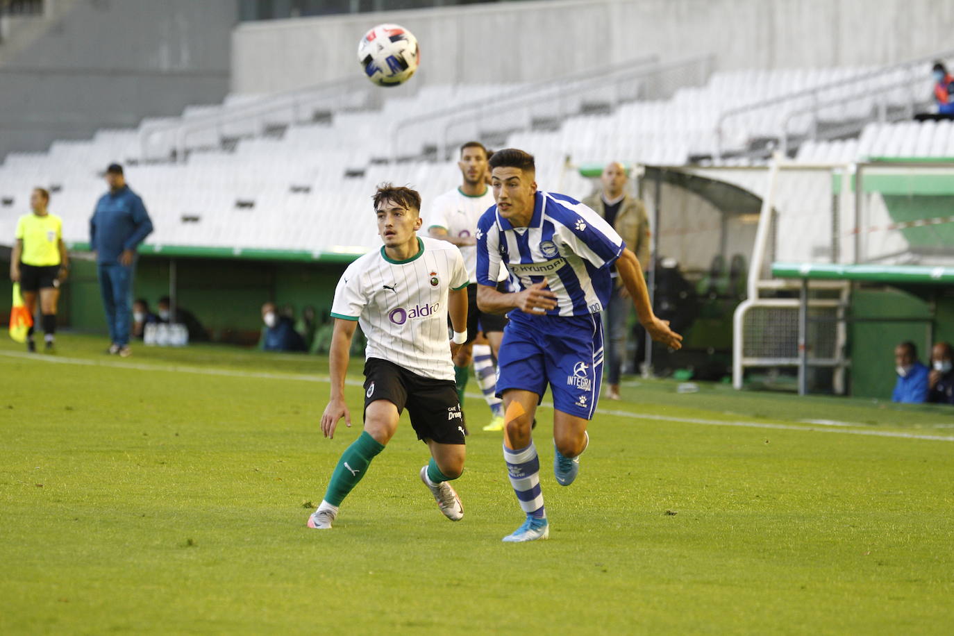 Fotos: El Racing y el Alavés B no consiguen desempatar y el partido termina sin ocasiones y sin fútbol