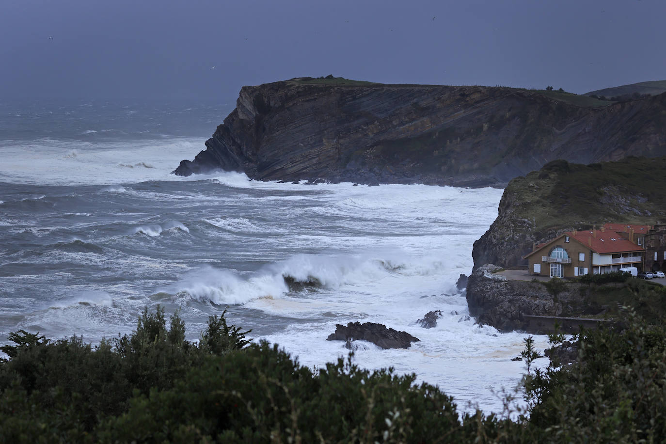 La borrasca Álex ha dejado diversas incidencias en la región donde el mar está muy revuelto y sigue lloviendo. En esta galería puede ver imágenes de este sábado de Comillas, Suances y Laredo.