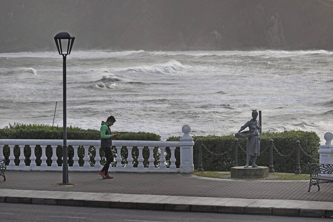 La borrasca Álex ha dejado diversas incidencias en la región donde el mar está muy revuelto y sigue lloviendo. En esta galería puede ver imágenes de este sábado de Comillas, Suances y Laredo.