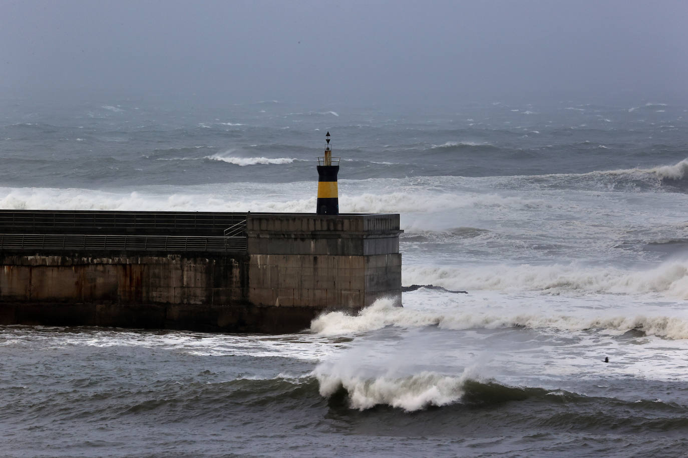 La borrasca Álex ha dejado diversas incidencias en la región donde el mar está muy revuelto y sigue lloviendo. En esta galería puede ver imágenes de este sábado de Comillas, Suances y Laredo.