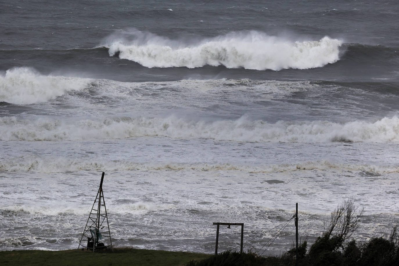 La borrasca Álex ha dejado diversas incidencias en la región donde el mar está muy revuelto y sigue lloviendo. En esta galería puede ver imágenes de este sábado de Comillas, Suances y Laredo.