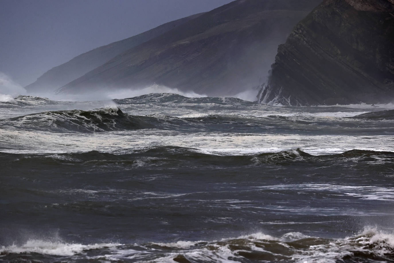 La borrasca Álex ha dejado diversas incidencias en la región donde el mar está muy revuelto y sigue lloviendo. En esta galería puede ver imágenes de este sábado de Comillas, Suances y Laredo.