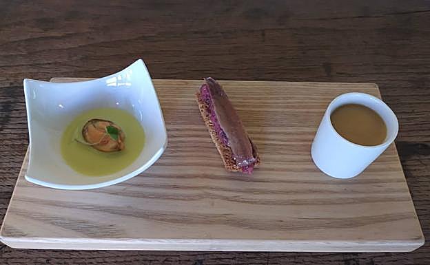 Aperitivos, tres bocados a cada cual más exquisito: Mejillón, steak tar tar con anchoa y crema de hongos.