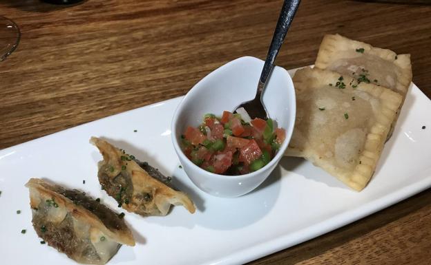 Gyozas y pastel de feira.