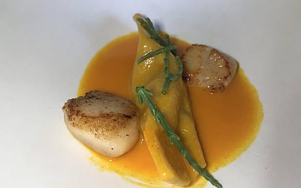 Imagen principal - Tres de los platos del menú: dumpling de calabaza y queso fresco; lasaña crujiente de venado; ycarbonara de panceta de tudanca.