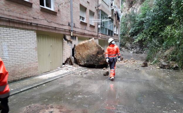 Imagen de la gran roca que ha causado daños materiales en Laredo.