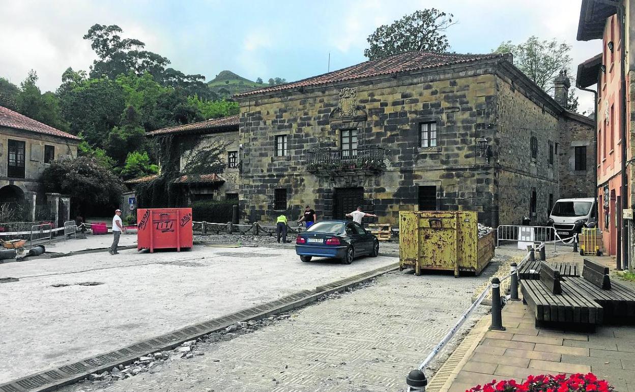 Liérganes reforma su plaza de los Cañones para retirar el tráfico rodado