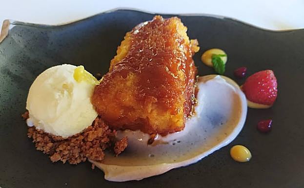 Torrija de pan y tostada con helado.
