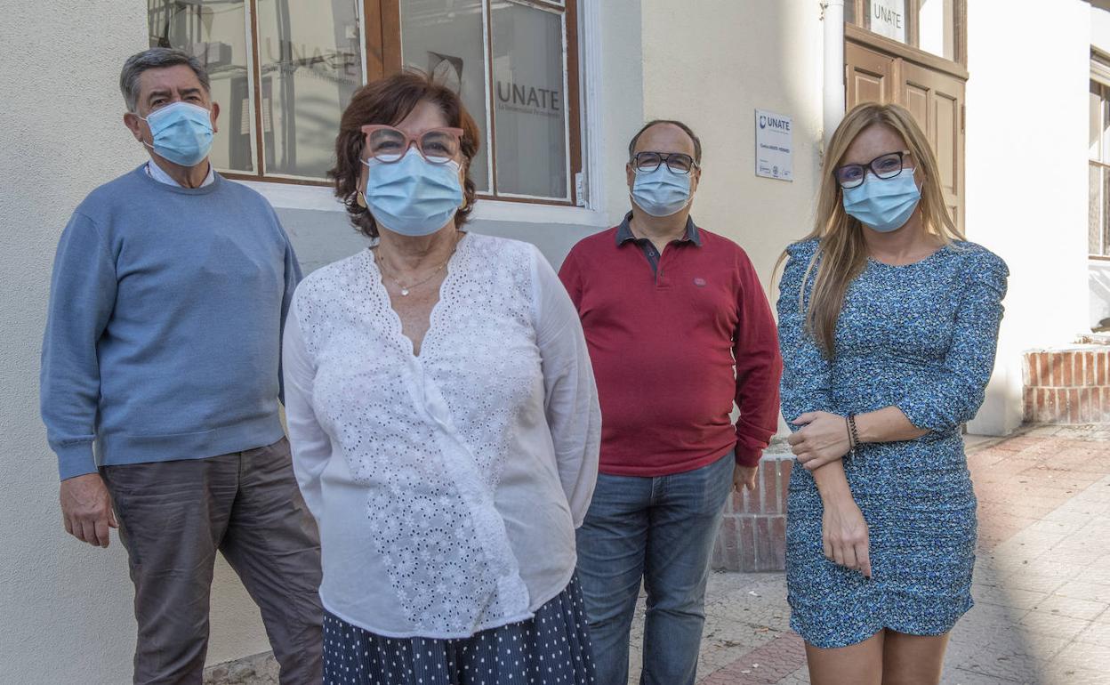 Los alumnos Alberto Gutiérrez y Pilar Montes, y los profesores Regino Mateo y María Barcina, en la sede Unate de Perines, en Santander