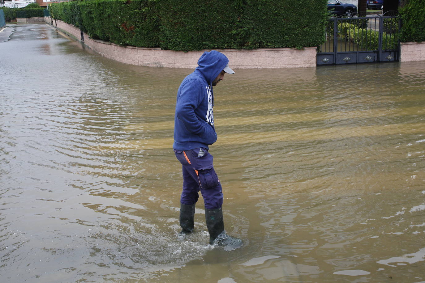 La borrasca Álex ha dejado diversas incidencias en la región donde el mar está muy revuelto y sigue lloviendo. En esta galería puede ver imágenes de este sábado de Comillas, Suances y Laredo.