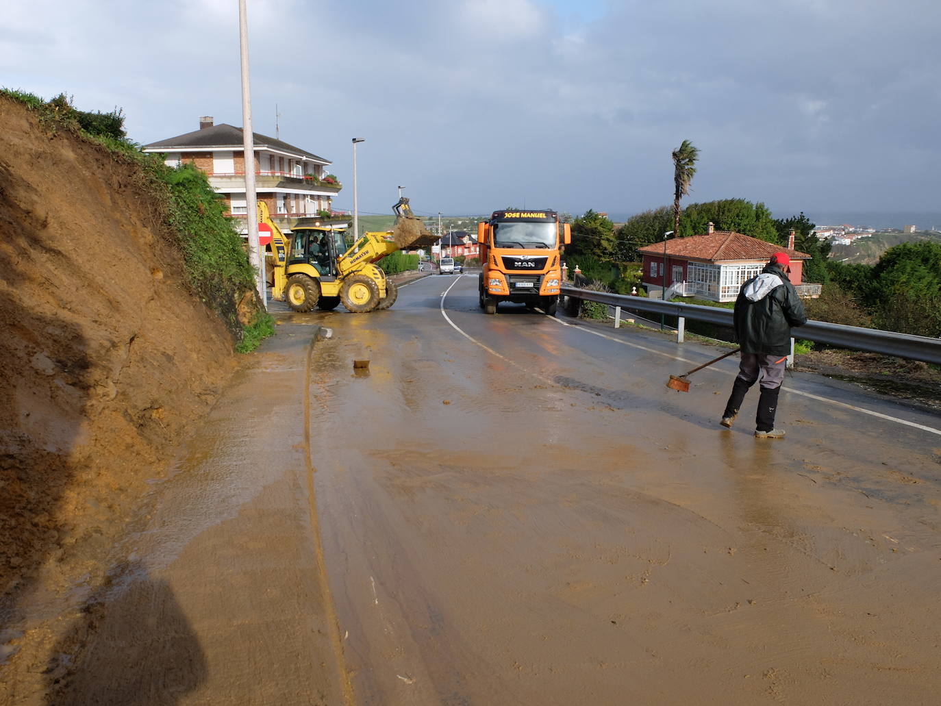 La borrasca Álex ha dejado diversas incidencias en la región donde el mar está muy revuelto y sigue lloviendo. En esta galería puede ver imágenes de este sábado de Comillas, Suances y Laredo.