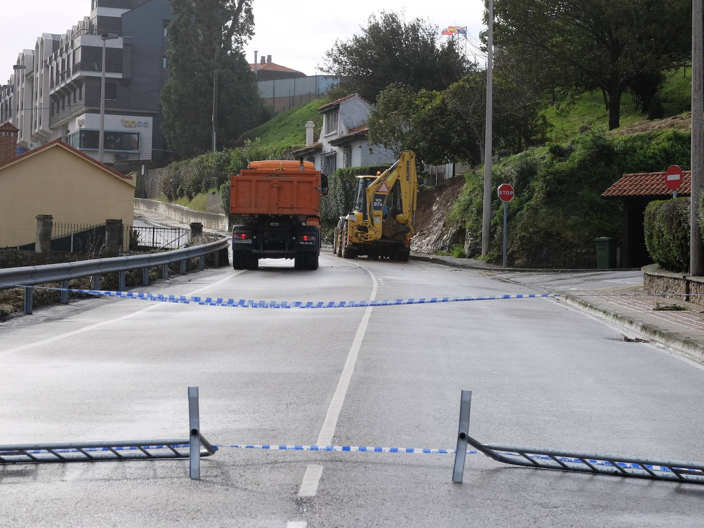 La borrasca Álex ha dejado diversas incidencias en la región donde el mar está muy revuelto y sigue lloviendo. En esta galería puede ver imágenes de este sábado de Comillas, Suances y Laredo.