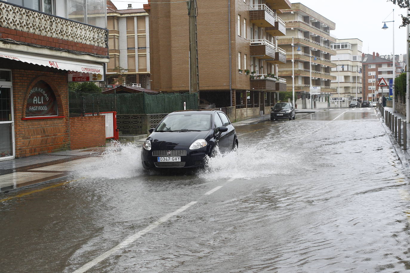 La borrasca Álex ha dejado diversas incidencias en la región donde el mar está muy revuelto y sigue lloviendo. En esta galería puede ver imágenes de este sábado de Comillas, Suances y Laredo.