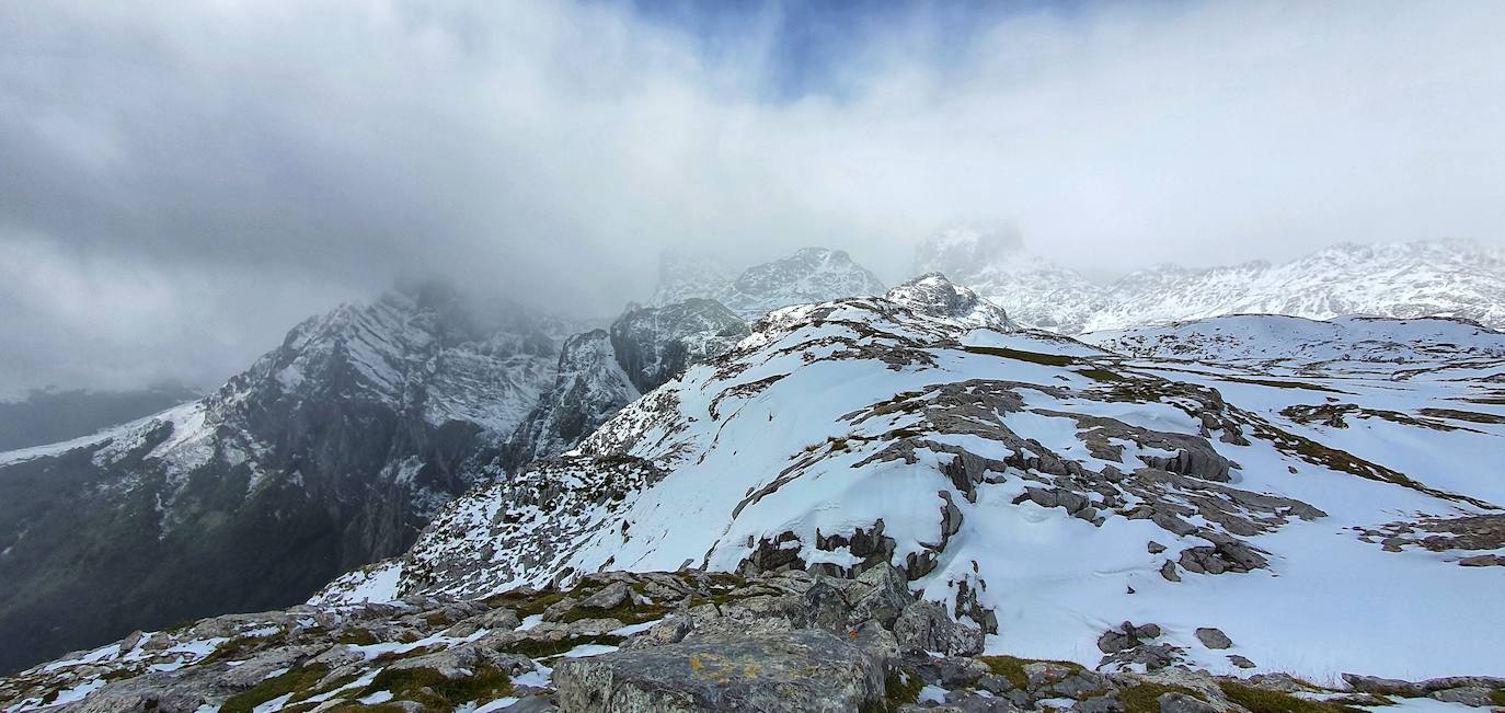 La fuerte caída de las temperaturas cubre de blanco gran parte del Parque Nacional, donde se han registrado -5 grados en las cotas más altas