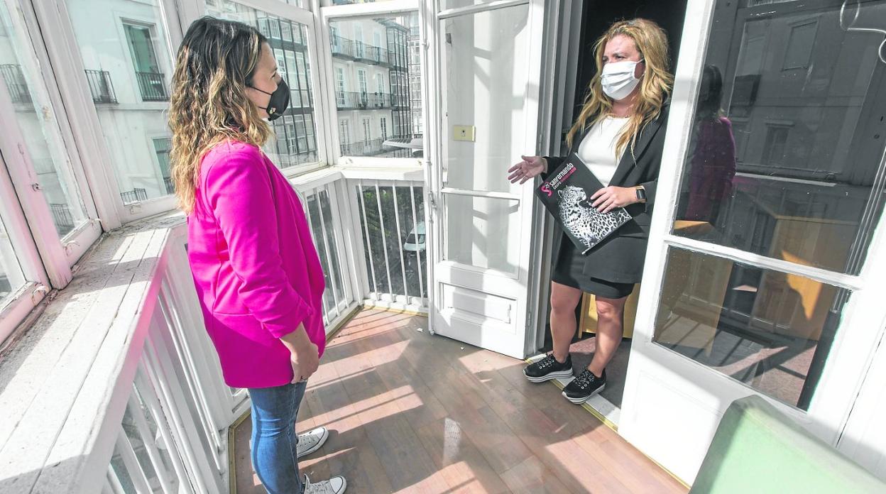 Una comercial enseña a una posible compradora un piso luminoso y con terraza interior en la calle Hernán Cortes de Santander. 