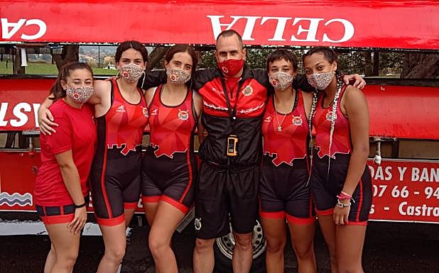 La tripulaciónfemenina trabajacon el objetivo decompetir el próximo curso en la ACT. 