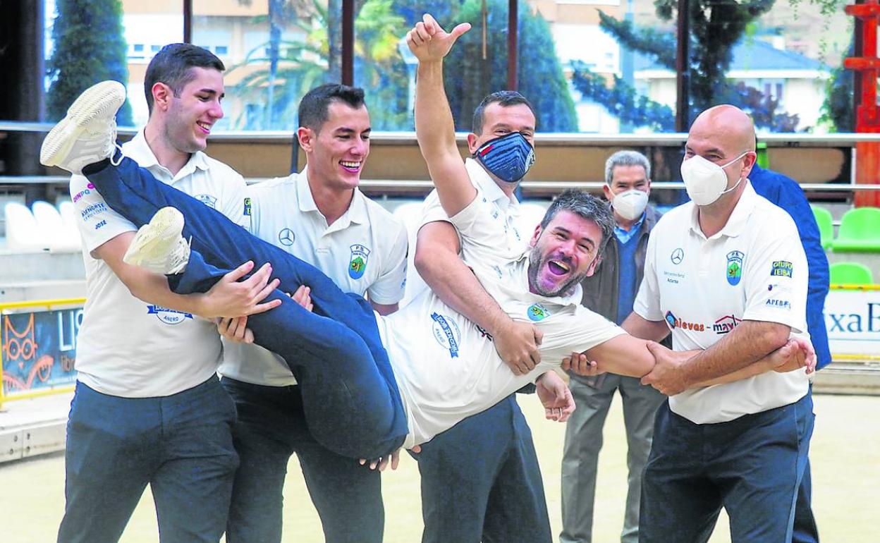 Los jugadores de Peñacastillo celebran el título liguero.