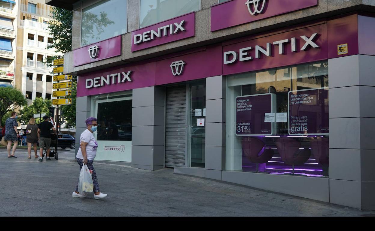Las asociaciones de consumidores alertan de que cientos de cántabros se verán afectados por el cierre de Dentix