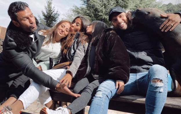 Entrañable foto de Jorge Pérez, Rocío Flores, Alicia Peña, Carla Blanco y Albert Barranco en Cabárceno.