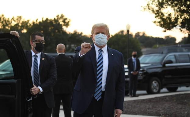 Trump saluda a sus simpatizantes al salir del hospital. Foto: Afp | Vídeo: Atlas