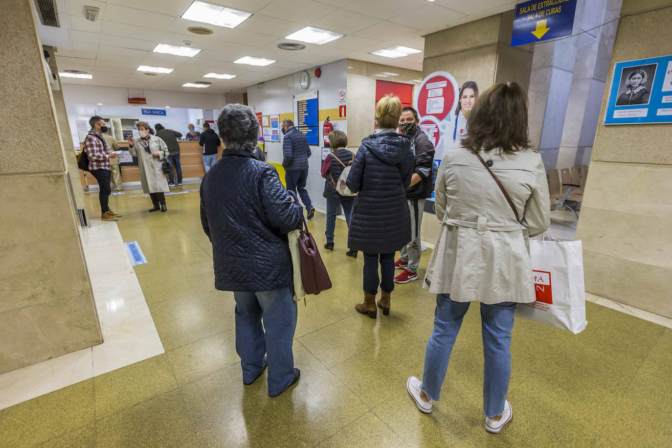 Largas colas en los centros de salud de toda Cantabria.