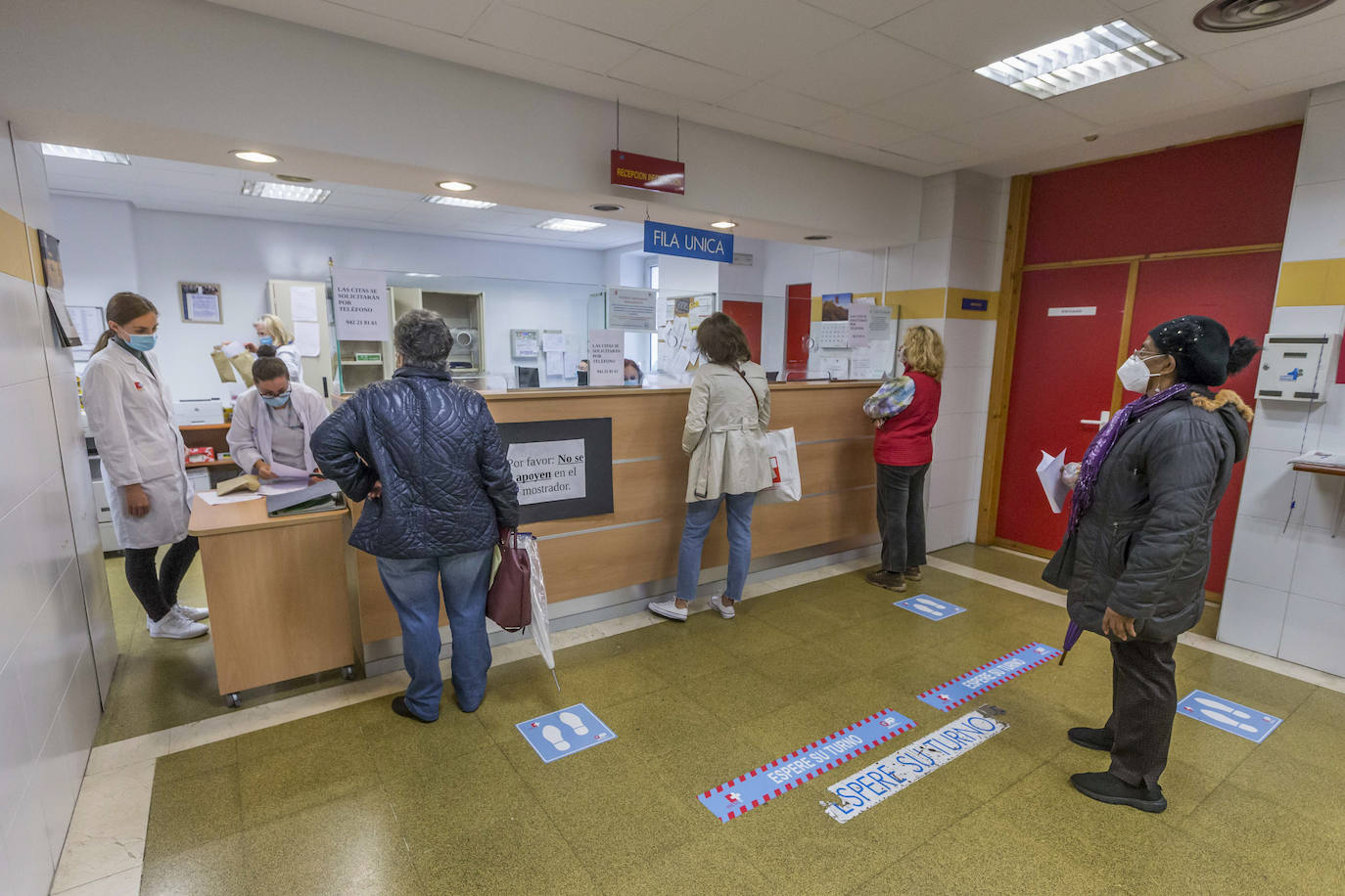 Largas colas en los centros de salud de toda Cantabria.