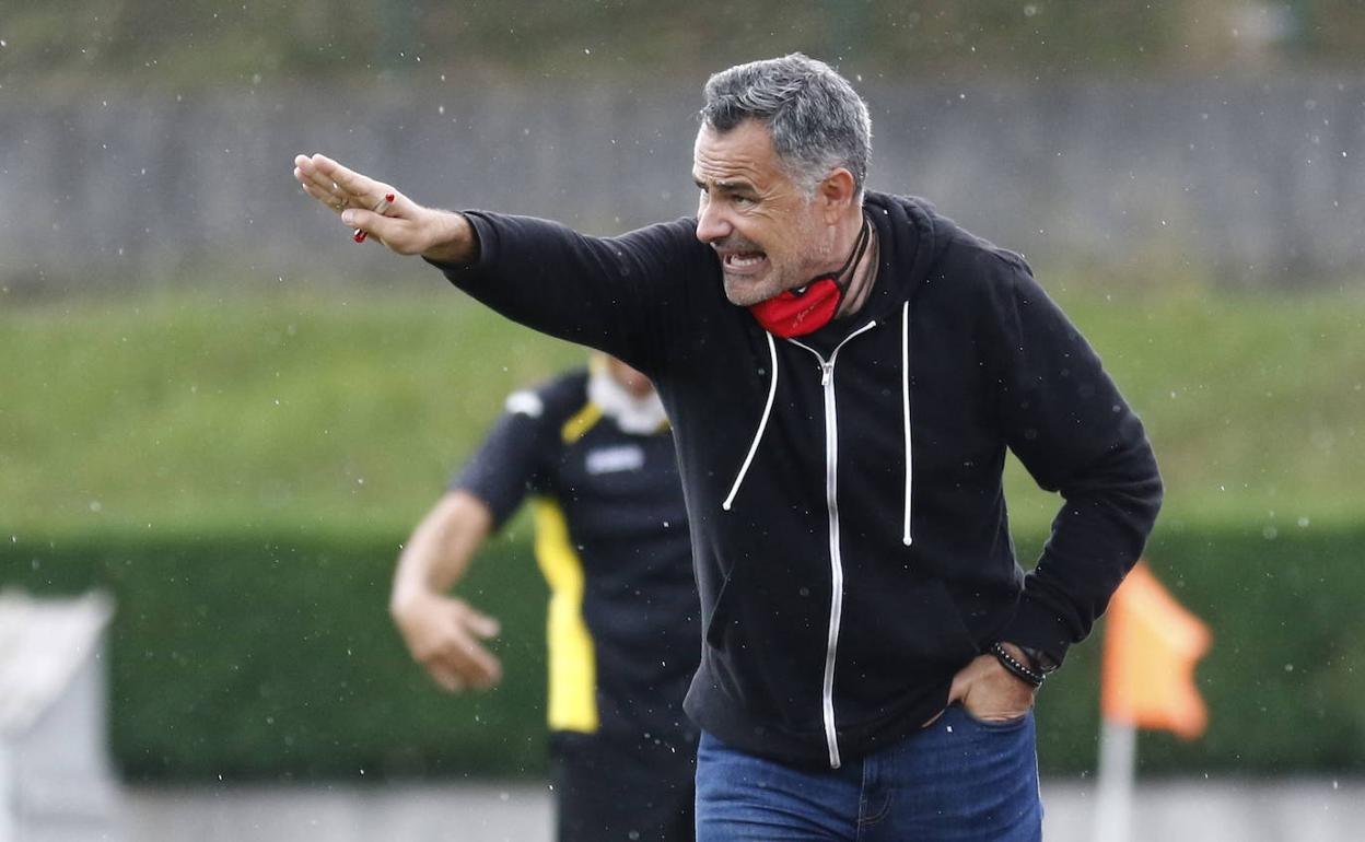 Manu Calleja, entrenador del Laredo.