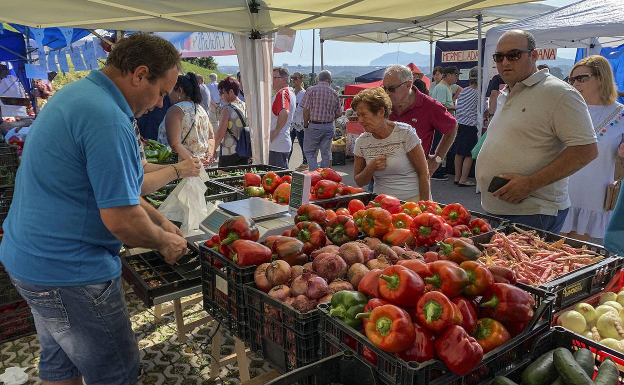 Una de las imágenes que se muestran en la exposición recuerda la edición de 2019 de la Feria del Pimiento de Isla.