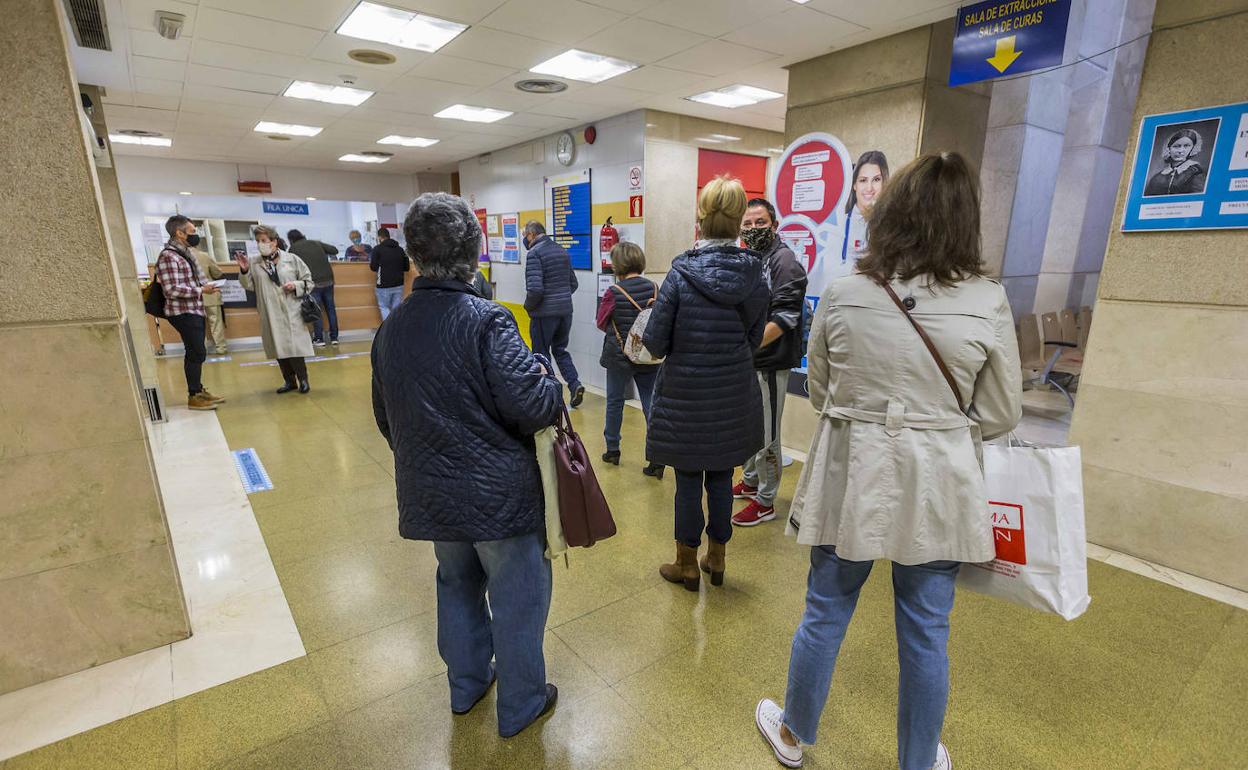 Colas, indignación e impotencia en las consultas de los centros de salud cántabros