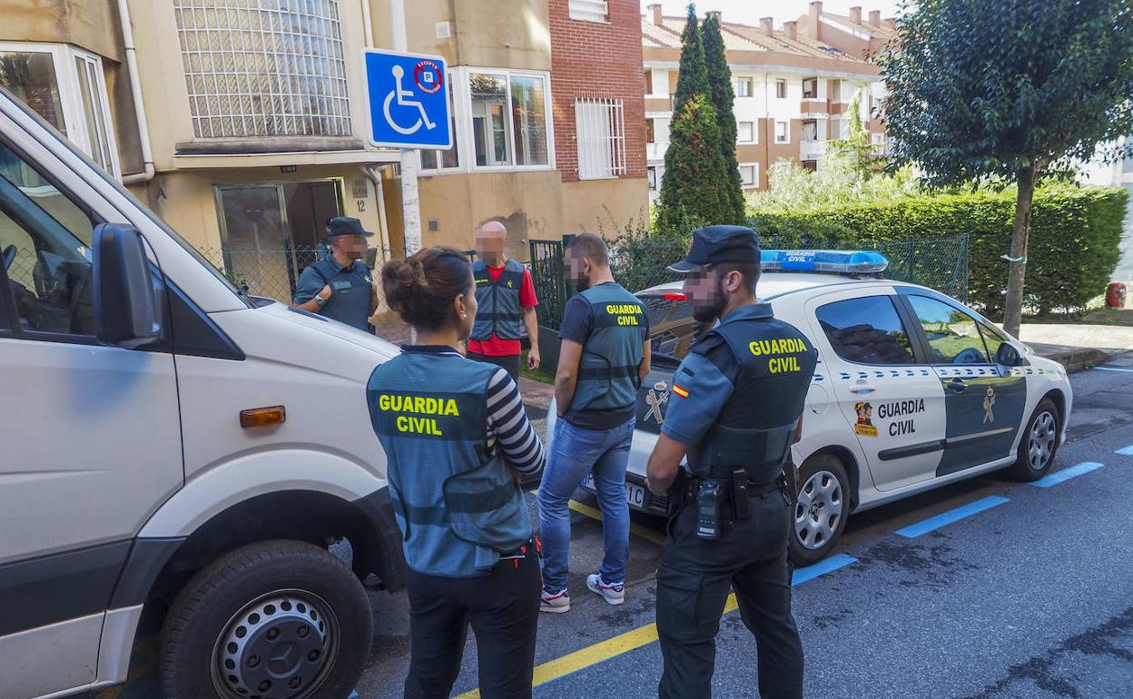 Agentes de la Guardia Civil frente la vivienda de Jesús Mari y Carmen.