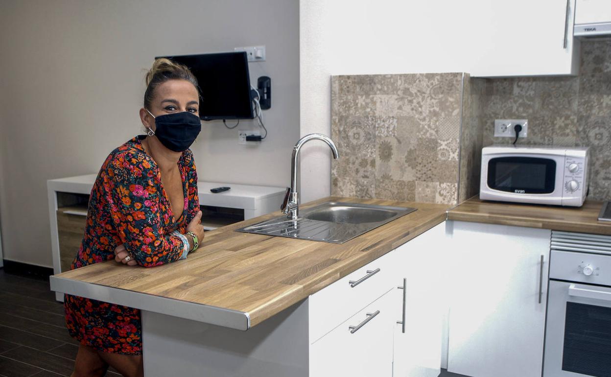 Paula Castillo posa en el interior del bajo que ha transformado en vivienda para alquiler