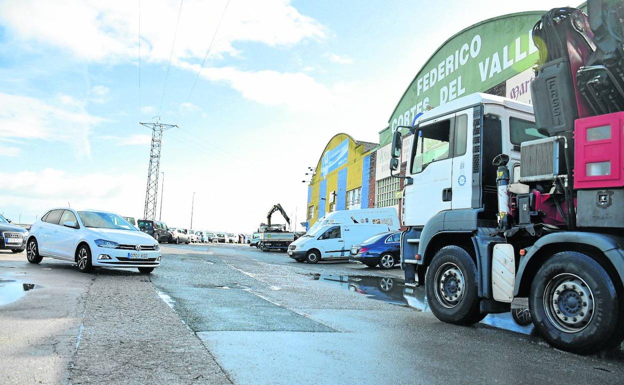 Un vehículo accede al Polígono Mies de San Juan, en la carretera del aeropuerto Seve Ballesteros, ayer, en Camargo.