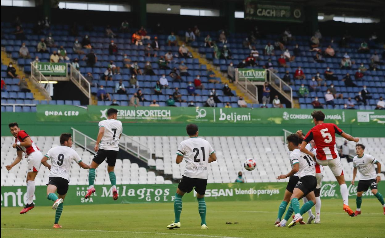 Imagen del partido del Racing frente al Bilbao Athletic, con público en las gradas. 