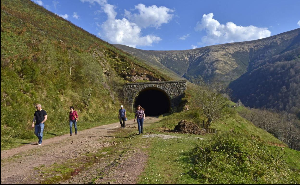 Adif y Cantur firman el arrendamiento de los terrenos para impulsar la vía verde del túnel de la Engaña